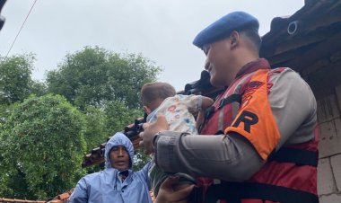 Brimob Polda Metro Jaya Sigap Evakuasi Warga Terdampak Banjir Kali Ulu Cikarang