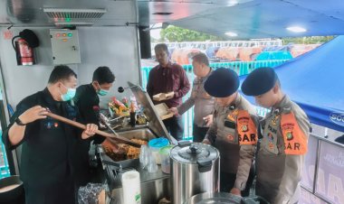 Brimob Polda Metro Jaya Gelar Dapur Lapangan untuk Warga Terdampak Banjir di Rawa Teratai, Jakarta Timur