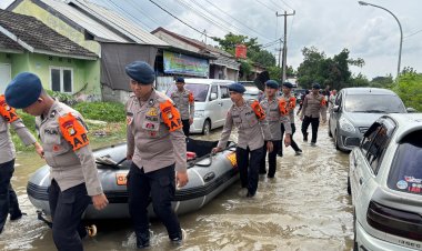 Brimob Polda Metro Jaya Terus Laksanakan Evakuasi Warga Terdampak Banjir di Perumahan The Nebraska Terrace
