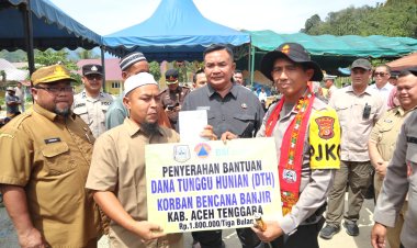Kapolda Aceh Serahkan 300 Kasur dan Dana Tunggu Hunian untuk Korban Bencana di Ketambe