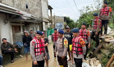 ‎Pembangunan Tanggul Sementara oleh Tim SAR Batalyon D Pelopor PMJ Bagi Masyarakat Terdampak Banjir Di Bendungan, Muara Gembong