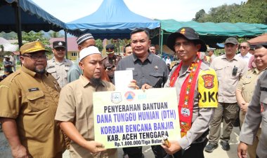 Kapolda Aceh Serahkan 300 Kasur dan Dana Tunggu Hunian untuk Korban Bencana di Ketambe