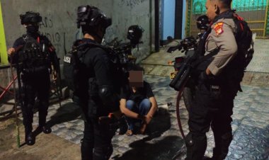 Patroli Gabungan Brimob–Polres Jaktim Sita Sejumlah Sajam, Rencana Tawuran Digagalkan