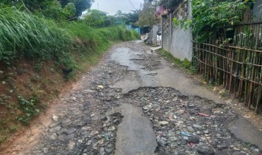 Pihak Pendidik MengeluhJalan Menuju SMPN 3 Jasinga Rusak Parah      