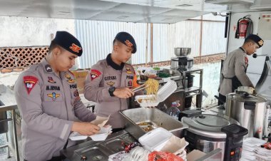 Brimob Polda Metro Jaya Hadirkan Dapur Lapangan untuk Warga Banjir Cikarang Utara