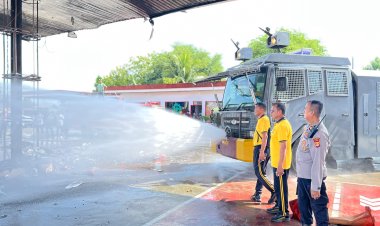 Polres Pidie Kerahkan Mobil AWC untuk Padamkan Kebakaran di SPBU Kuala Beukah