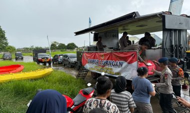 ‎Tim SAR dan Dapur Lapangan Brimob Salurkan Bantuan Makanan bagi Warga Terdampak Banjir di Sukamekar