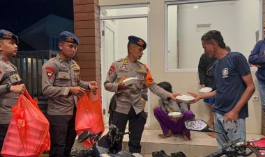 ‎Banjir Rendam Sukamekar Bekasi, Batalyon D Sat Brimob PMJ Dirikan Dapur Lapangan untuk Warga