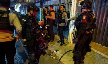 Brimob Polda Metro Jaya dan Polres Jaktim Patroli Malam, Amankan Sajam dan Cegah Tawuran