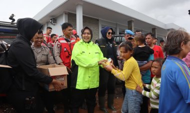 ‎Irjen Pol. Asep Edi Suheri Salurkan Bantuan Kemanusiaan Kepada Warga Terdampak Banjir Kabupaten Bekasi