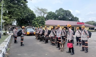 DEN K9 SAR DITPOLSATWA KORSABHARA BAHARKAM POLRI PERKUAT PENANGANAN BENCANA LONGSOR DI PASIRLANGU
