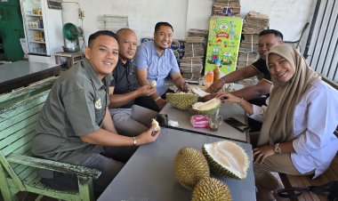 Kasat Intelkam Polres Bener Meriah Jamu Wartawan Ngopi dan Makan Durian