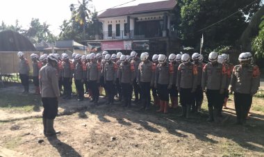 Pulihkan Pasca-Banjir Bandang, Tim SAR Resimen II Pasukan Pelopor Bersihkan Sungai di Agam