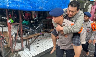 Evakuasi Warga Terdampak Banjir, Brimob Gendong Warga Yang Sakit