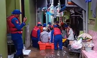 Sigap di Tengah Banjir, Tim SAR Ditpolairud Polda Metro Jaya Evakuasi Warga