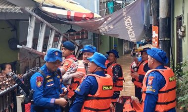 54 Rumah Terdampak Banjir di Kebon Pala, Tim SAR Ditpolairud Polda Metro Jaya Evakuasi Warga