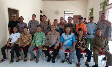 Jumat Berkah, Kapolres Way Kanan Salurkan Bansos di Balai Kampung Tanjung Raja Giham