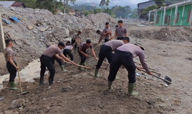 Bersihkan Rumah Allah Pascabanjir, Polri dan Warga Bener Meriah Gotong Royong Siapkan Meunasah Sambut Ramadan