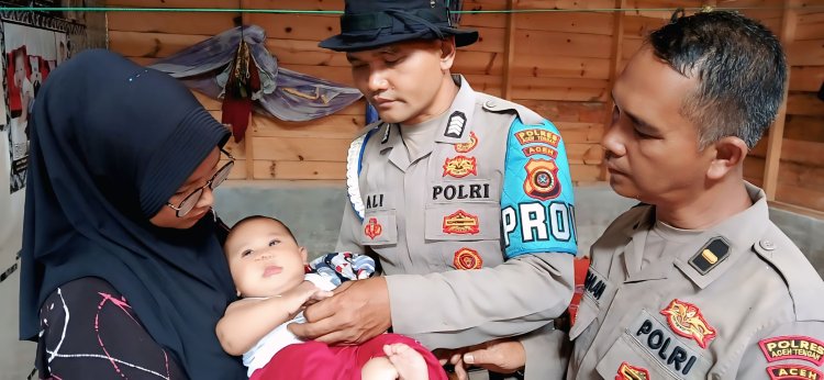 Tim Dokkes Polres Aceh Tengah dan Brimob Tangani Bayi Sakit di Desa Terisolir Kecamatan Bintang