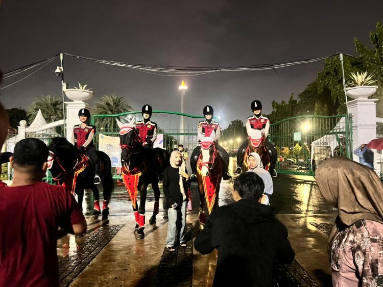Polisi Berkuda Polsatwa Patroli di Monas, Warga Antusias hingga Foto Bareng