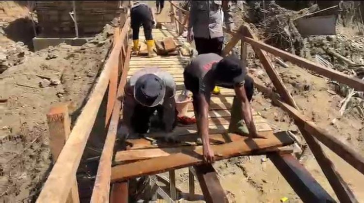 Sat Brimob Polda Sumbar Bangun Jembatan Darurat Penghubung Dua Nagari di Padang Pariaman
