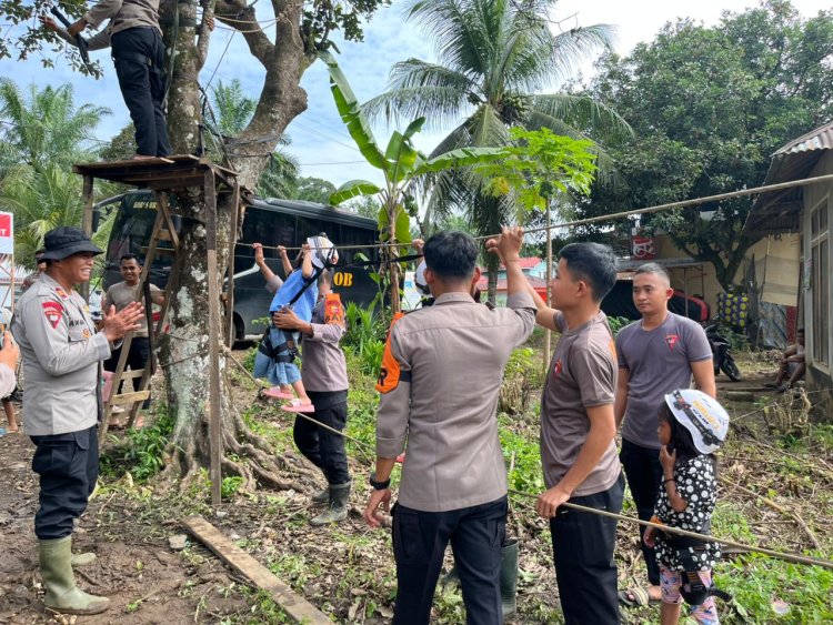 Trauma Healing Polri Hadirkan Flying Fox untuk Kembalikan Senyum Anak-Anak Terdampak Bencana di Kayu Pasak