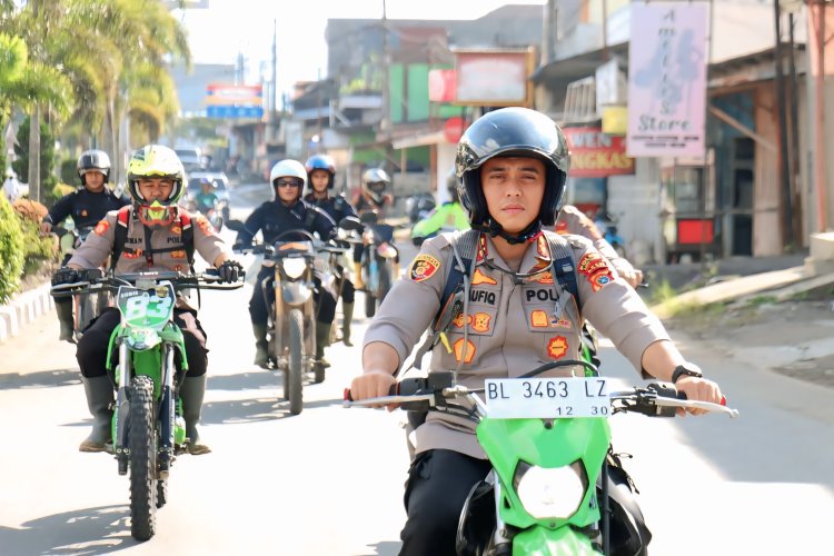 Tembus Wilayah Terisolir, Kapolres Aceh Tengah Bersama BKO Brimob Distribusikan Bantuan