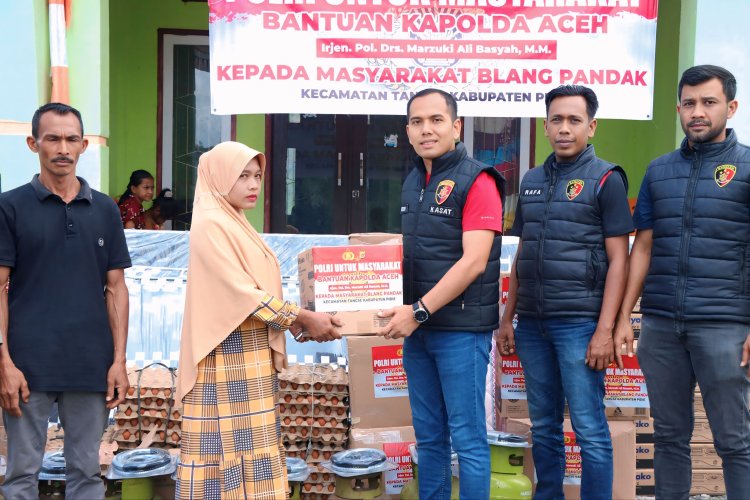 Wujud Kepedulian Kapolda Aceh, Kasat Reskrim Polres Pidie Serahkan Bantuan ke Warga Blang Pandak