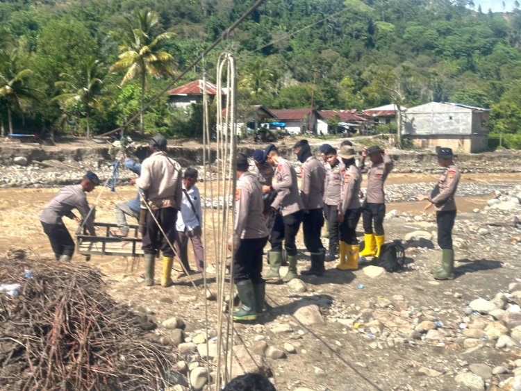 Brimob Polda Aceh Pasang Seling Penyeberangan di Kampung Bah, Balita Digendong Demi Keselamatan Warga