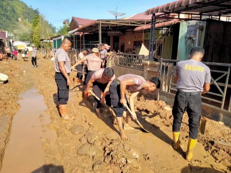 Brimob Polda Sumut Gotong Royong Bersihkan Lingkungan Perumahan Pandan Asri Pascabencana