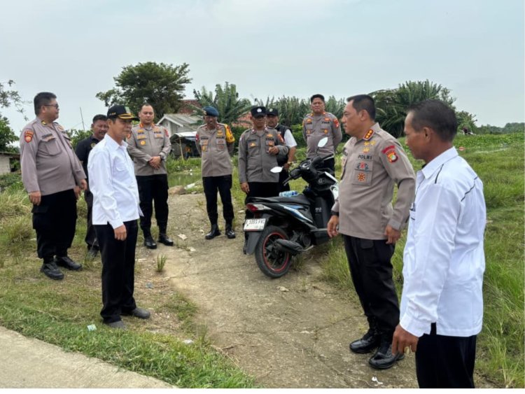Dansat Brimob Polda Metro Jaya Hadir Dukung Program Kapolda Metro Jaya Melalui Peninjauan Rencana Jembatan Desa