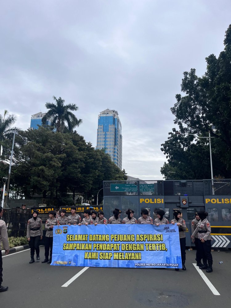 Polisi Bagikan Snack dan Air Mineral ke Massa Aksi Buruh di Depan Gedung Danareksa