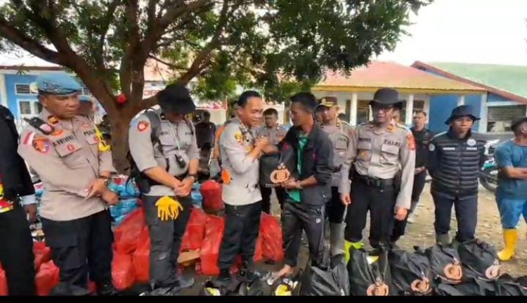 Kapolres Aceh Tengah Jangkau Desa Terisolir dengan Trail, Salurkan Bantuan dan Gelar Bhakti Kesehatan bagi Pengungsi Bintang Pepara