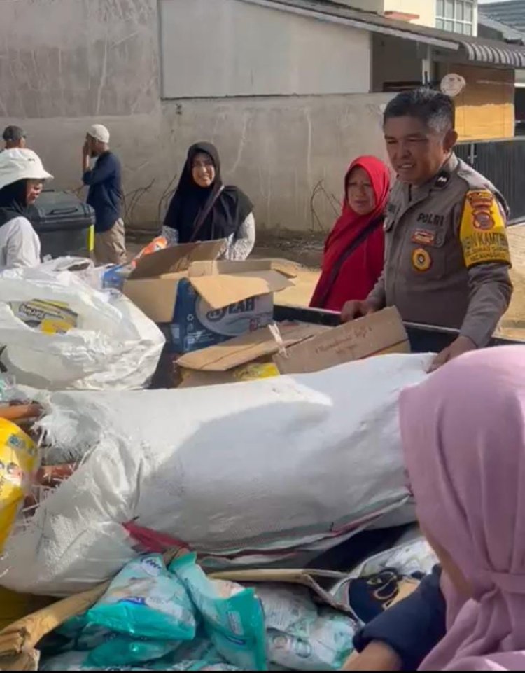 Polri Salurkan Bantuan Sembako untuk Warga Terdampak Banjir Bandang di Gurun Laweh