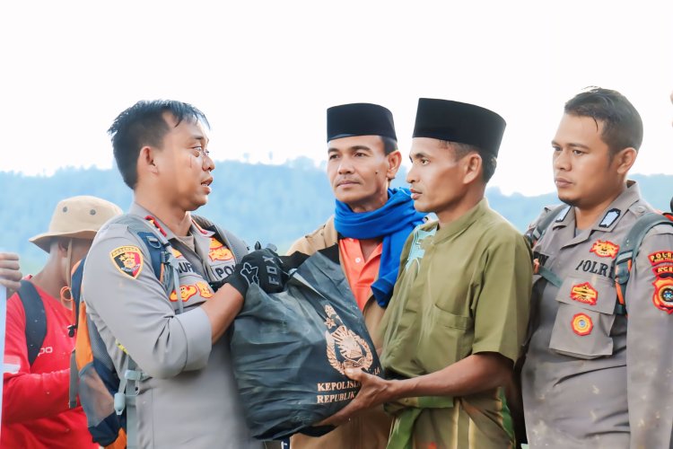 Kapolres Aceh Tengah Terobos Medan Ekstrem, Kembali Salurkan Bantuan ke Kampung Terisolir di Kecamatan Bintang