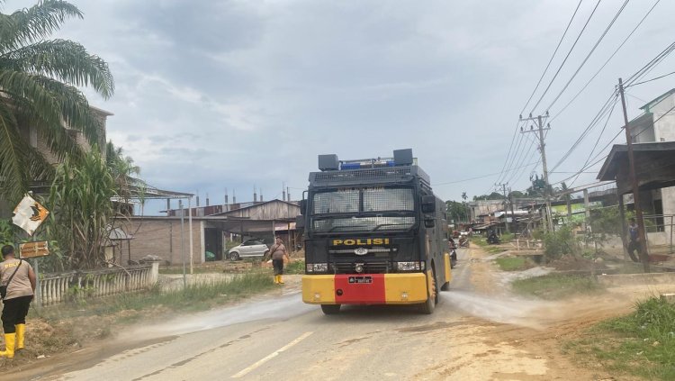 Cegah Risiko ISPA, Polres Aceh Selatan Terjunkan Water Cannon Bersihkan Debu Sisa Banjir   