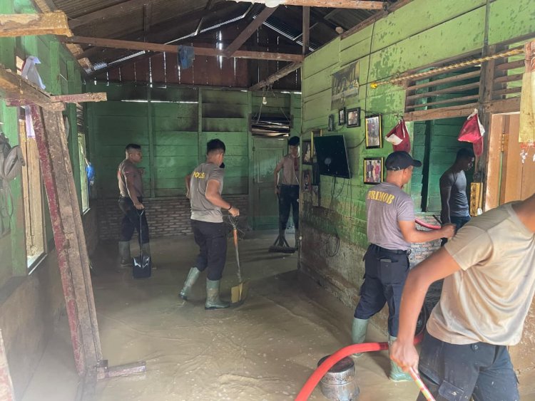 Brimob Polda Sumut Gotong Royong Bersihkan Rumah Warga Terdampak Banjir dan Longsor di Tapanuli Tengah