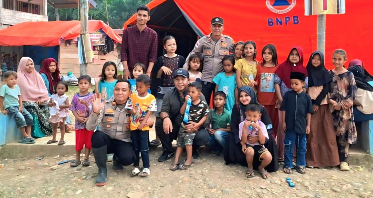 Tahap Pemulihan Pascabencana, Polres Aceh Timur Salurkan Perlengkapan Sholat Kepada Warga Pante Bidari