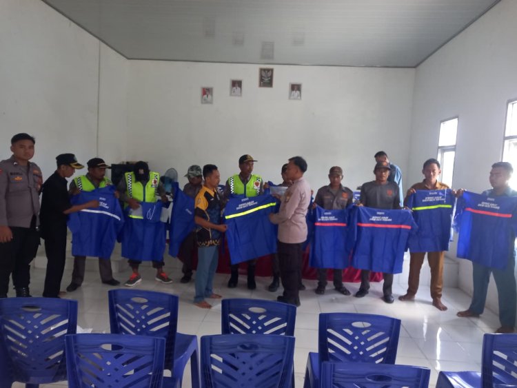 Satbinmas Polres Way Kanan Beri Pembinaan Satkamling di Balai Kampung