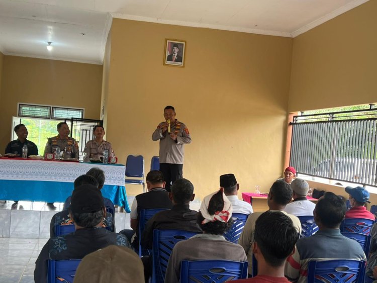 Jumat Berkah di Tanjung Ratu, Kapolres Way Kanan Salurkan Bansos ke Warga