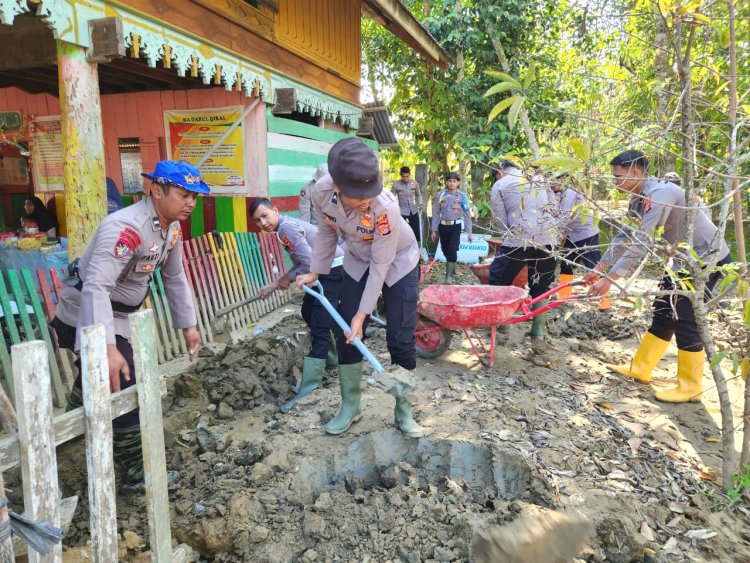 Sentuhan Polri untuk Pendidikan Agama, Polres Pidie Bersihkan Balai Pengajian
