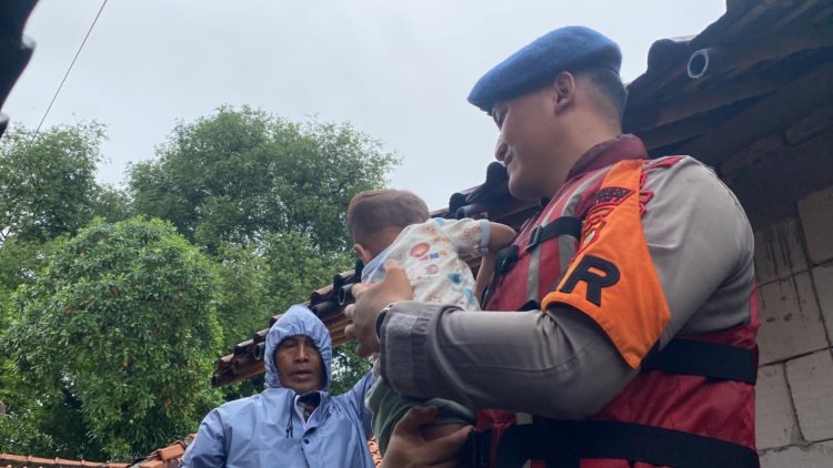 Brimob Polda Metro Jaya Sigap Evakuasi Warga Terdampak Banjir Kali Ulu Cikarang