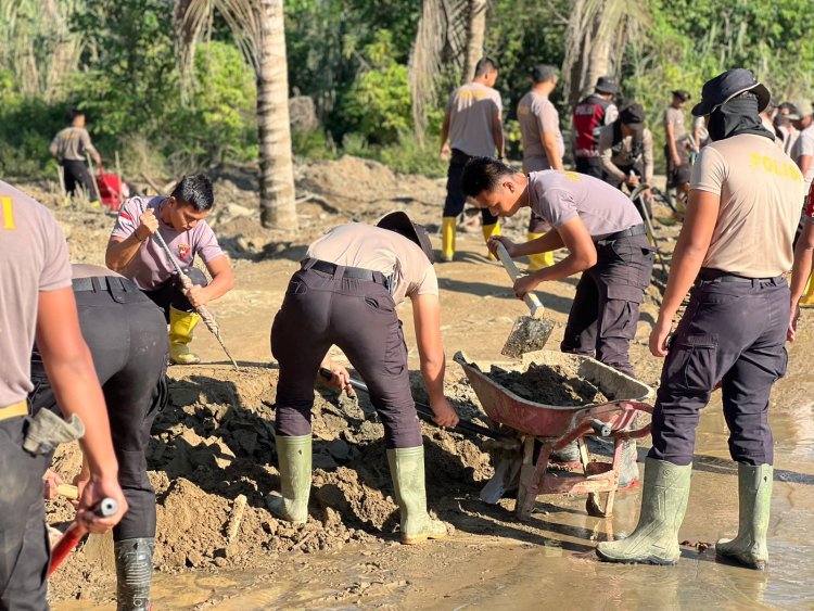 Polri Bersama Masyarakat Bangun Jembatan Darurat, Akses Tiga Kampung di Rusip Antara Kembali Terhubung