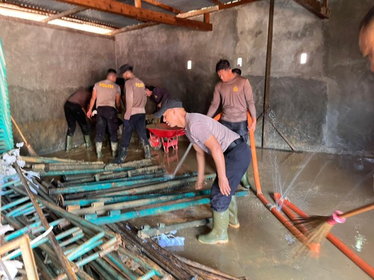 Brimob Polda Sumut Laksanakan Gotong Royong Pembersihan Rumah dan Gudang Warga Terdampak Bencana