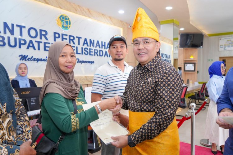 Kunjungi Dua Kantah di Sumut, Wamen Ossy _Monitoring_ Kesiapan WBBM hingga Serahkan Sertipikat kepada Masyarakat