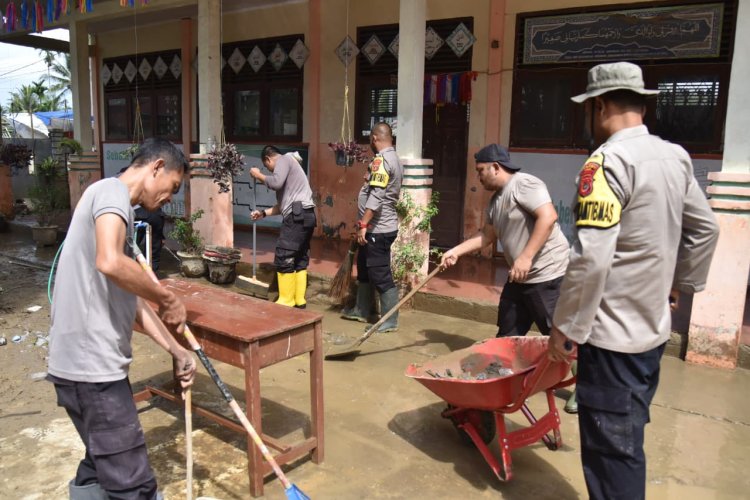 Pulihkan Sekolah Pascabanjir Bandang, Polres Bireuen Gotong Royong Bersihkan SD Negeri 11 Kutablang