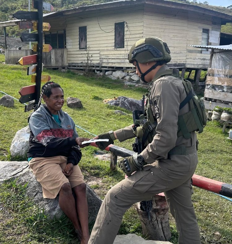 Sentuhan Kemanusiaan di Pos Sinak: Brimob Hadir Menjaga Kesehatan dan Harapan Warga
