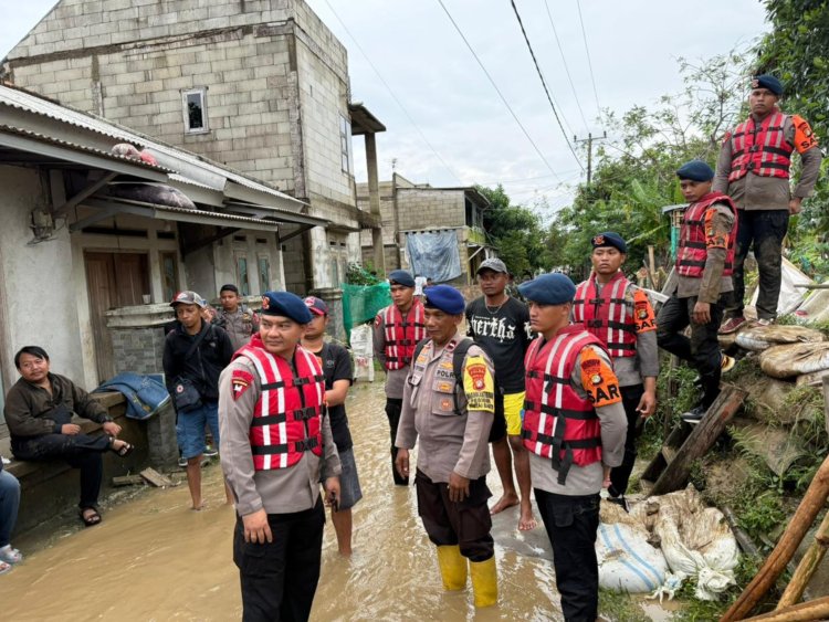 ‎Pembangunan Tanggul Sementara oleh Tim SAR Batalyon D Pelopor PMJ Bagi Masyarakat Terdampak Banjir Di Bendungan, Muara Gembong