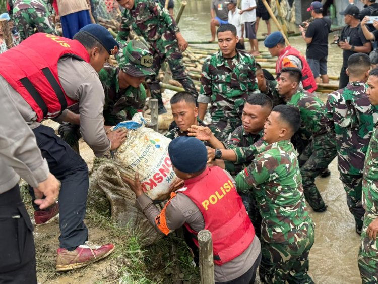 ‎Tim Sar Batalyon D Pelopor Brimob Polda Metro Jaya Dan TNI Tangani Tanggul Jebol di Muara Gembong