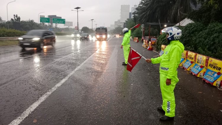 Banjir di Sejumlah Ruas Jalan, Brimob–Lantas–Polair PMJ Dikerahkan